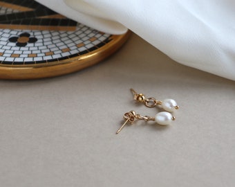 Aretes de perlas de arroz de agua dulce color marfil bañados en oro de 14 k