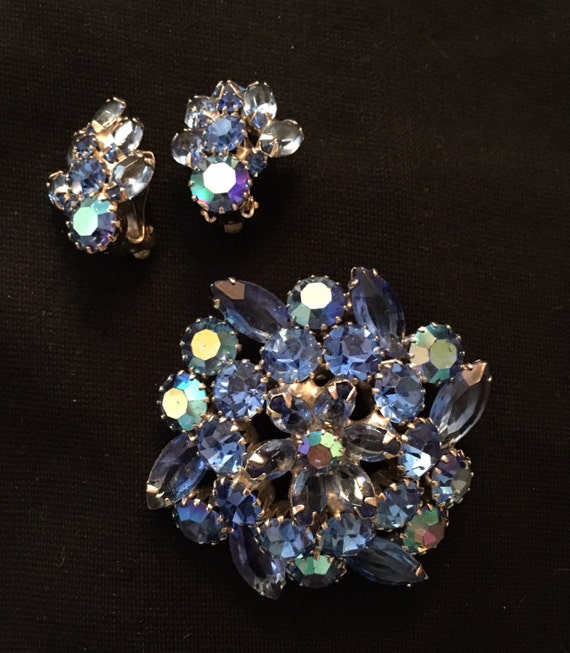 Weiss Rhinestone Brooch light blue Crystal stones silver setting round atomic Mid century pin