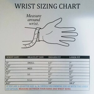 Op de afbeelding: Een polsmaattabel met een handillustratie en een tabel die de polsomvang in inches, de armbandmaat, de strakke pasvorm in inches en de losse pasvorm in inches weergeeft. De tabel bevat de volgende armbandmaten: Small, Med, LG, X-LG. De tekst onderaan de tabel luidt: "Als je een kwartmaat 1/4, 3/4 hebt, raad ik je aan om voor de losse pasvorm te gaan. Meet tussen je hand en je polsbeen."