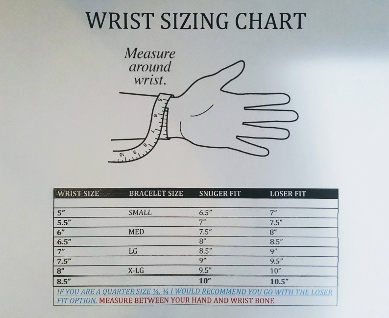 Op de afbeelding: Een polsmaattabel met een handillustratie en een tabel die de polsomvang in inches, de armbandmaat, de strakke pasvorm in inches en de losse pasvorm in inches weergeeft. De tabel bevat de volgende armbandmaten: Small, Med, LG, X-LG. De tekst onderaan de tabel luidt: "Als je een kwartmaat 1/4, 3/4 hebt, raad ik je aan om voor de losse pasvorm te gaan. Meet tussen je hand en je polsbeen."