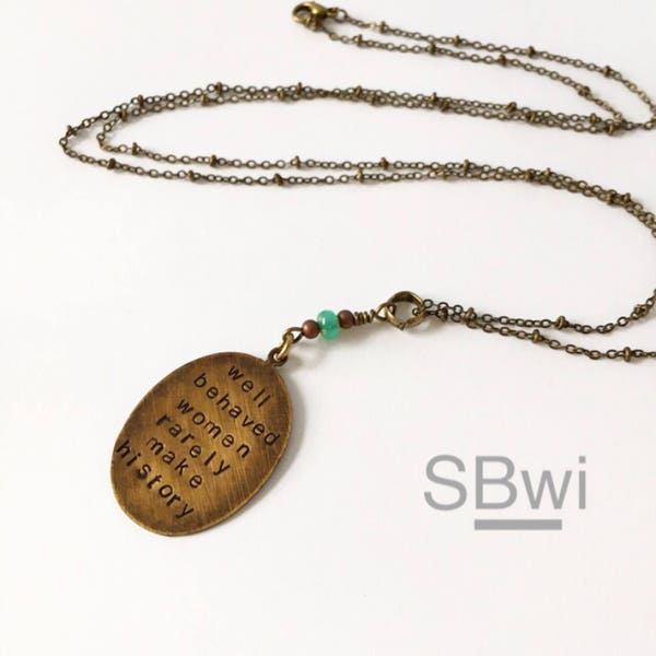 Les femmes bien éduquées font rarement l'histoire d'un collier en laiton avec des détails en cuivre. Collier en bronze. Collier mot. Citez des bijoux. Collier en cuivre.