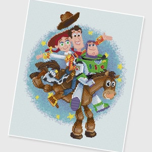 Può includere: Un'illustrazione colorata di Woody, Buzz Lightyear, Jessie e Bullseye del franchise Toy Story. I personaggi sono a cavallo di Bullseye, un cavallo marrone, su uno sfondo blu con stelle gialle.