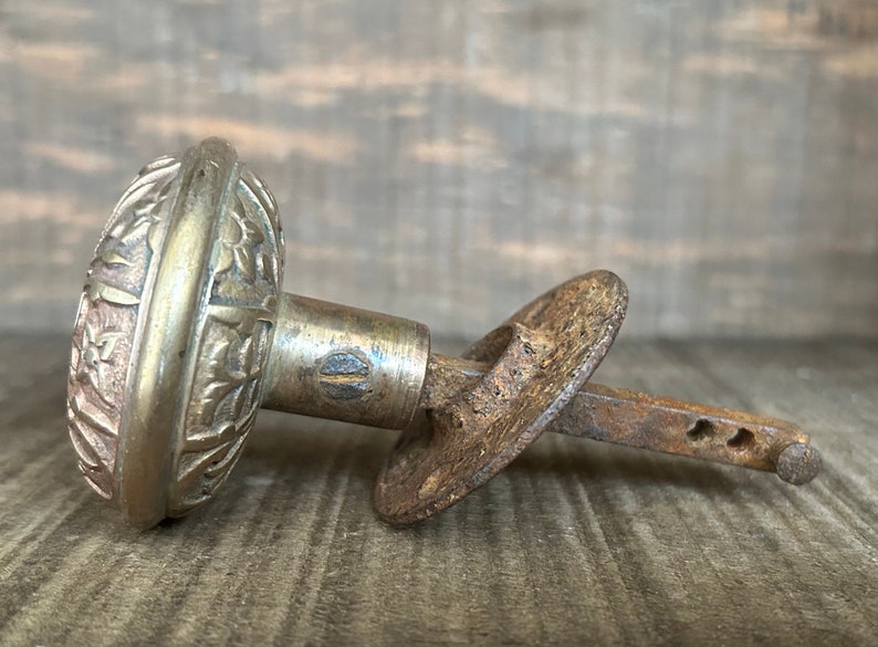 Brass Doorknob with Rusty Spindle and Rossette, Antique Eastlake Design Door Knob, Ornate Victorian Brass Doorknob, Architectural Salvage, Bild 8