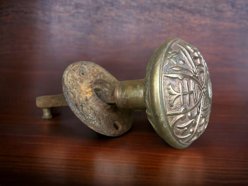 Brass Doorknob with Rusty Spindle and Rossette, Antique Eastlake Design Door Knob, Ornate Victorian Brass Doorknob, Architectural Salvage, Bild 4