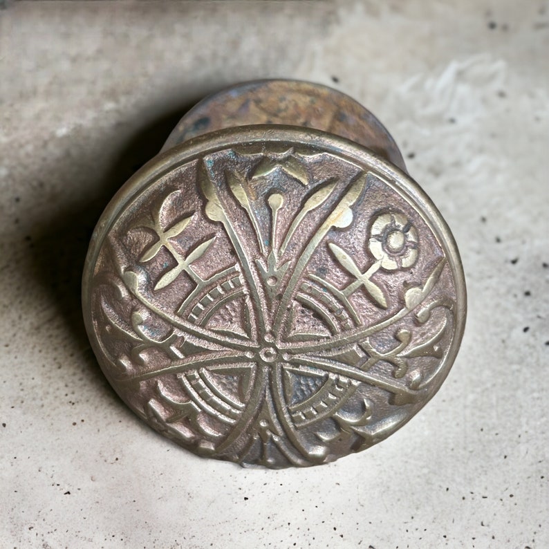 Brass Doorknob with Rusty Spindle and Rossette, Antique Eastlake Design Door Knob, Ornate Victorian Brass Doorknob, Architectural Salvage, Bild 3