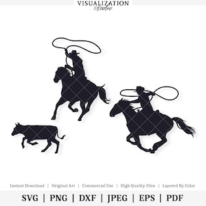 Op de afbeelding: Silhouet van twee cowboys die op paarden rijden, een met een lasso, en een stier die naar links rent. De cowboys dragen hoeden en zitten in een rijhouding. De paarden rennen met gestrekte benen.