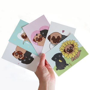 Könnte beinhalten: Fünf Grußkarten mit Illustrationen von Mops in verschiedenen Posen. Die Karten sind auf weißem Karton gedruckt und haben einen hellblauen, rosa und grünen Hintergrund.