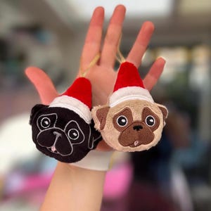 Mops-Plüschtier-Ornament Weihnachten – auf Bestellung gefertigt – Schwarz/Rehbraun