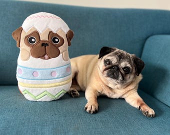Mini almohada de carlino con forma de huevo de Pascua | Almohada para perro hecha a mano | Almohada de carlino bordada