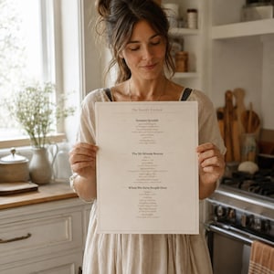 Könnte beinhalten: Eine rechteckige weiße Menükarte mit der Überschrift The Smith's Kitchen und schwarzem Text, der in drei Abschnitte unterteilt ist: Summer Specials, The 20-Minute Rescue und When We Have People Over, mit einem dünnen Rand auf hellem Papier.