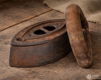 Set of 3 Vintage Cast Iron Sad Irons – Rustic Laundry Tools  display picture 2