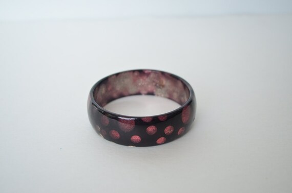 Vintage Lucite Glitter Confetti Polka Dot Purple Burgundy  Hue Bangle Bracelet View 3