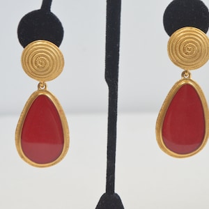 Vintage Gold Plated Circle Texture Red Art Glass Teardrop Clip On Earrings