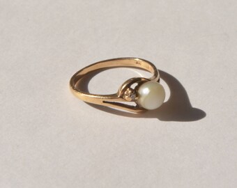 Vintage 10K Solid Yellow Gold Diamond Genuine Pearl Ring Size 5.75