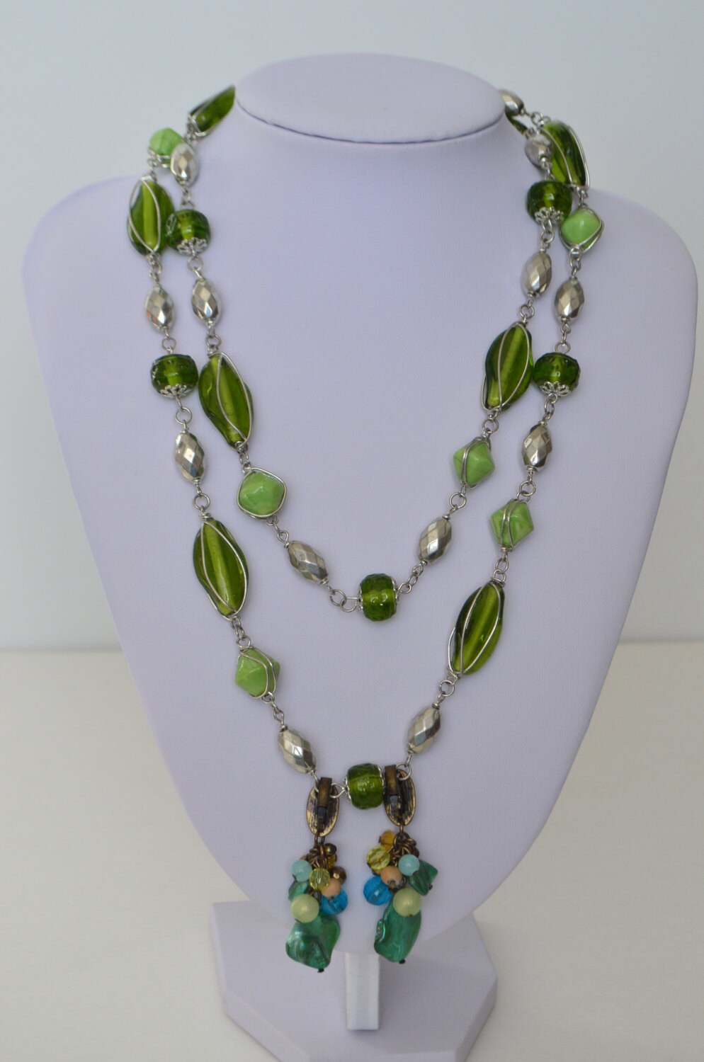 Vintage Silver Tone Green Art Glass Silver Tone Bead 2 strand 40" Necklace Shell Mother-of-Pearl Earrings