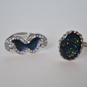Pair Silver Tone Rhinestone Blue Lucite Glitter Confetti Inclusion Mustache Ring Size 5-8 Adjustable