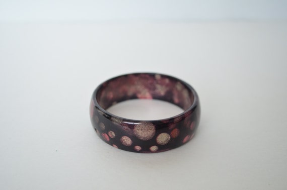 Vintage Lucite Glitter Confetti Polka Dot Purple Burgundy  Hue Bangle Bracelet View 5