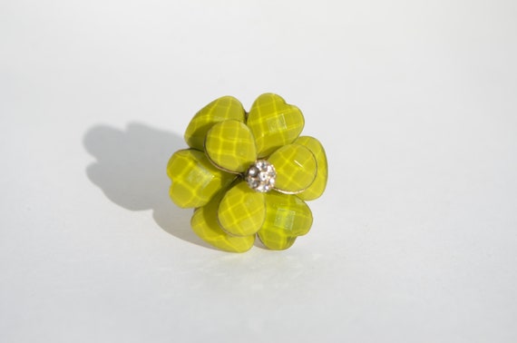 Vintage Gold Tone Lime Green Art Glass Cluster Fl… - image 1