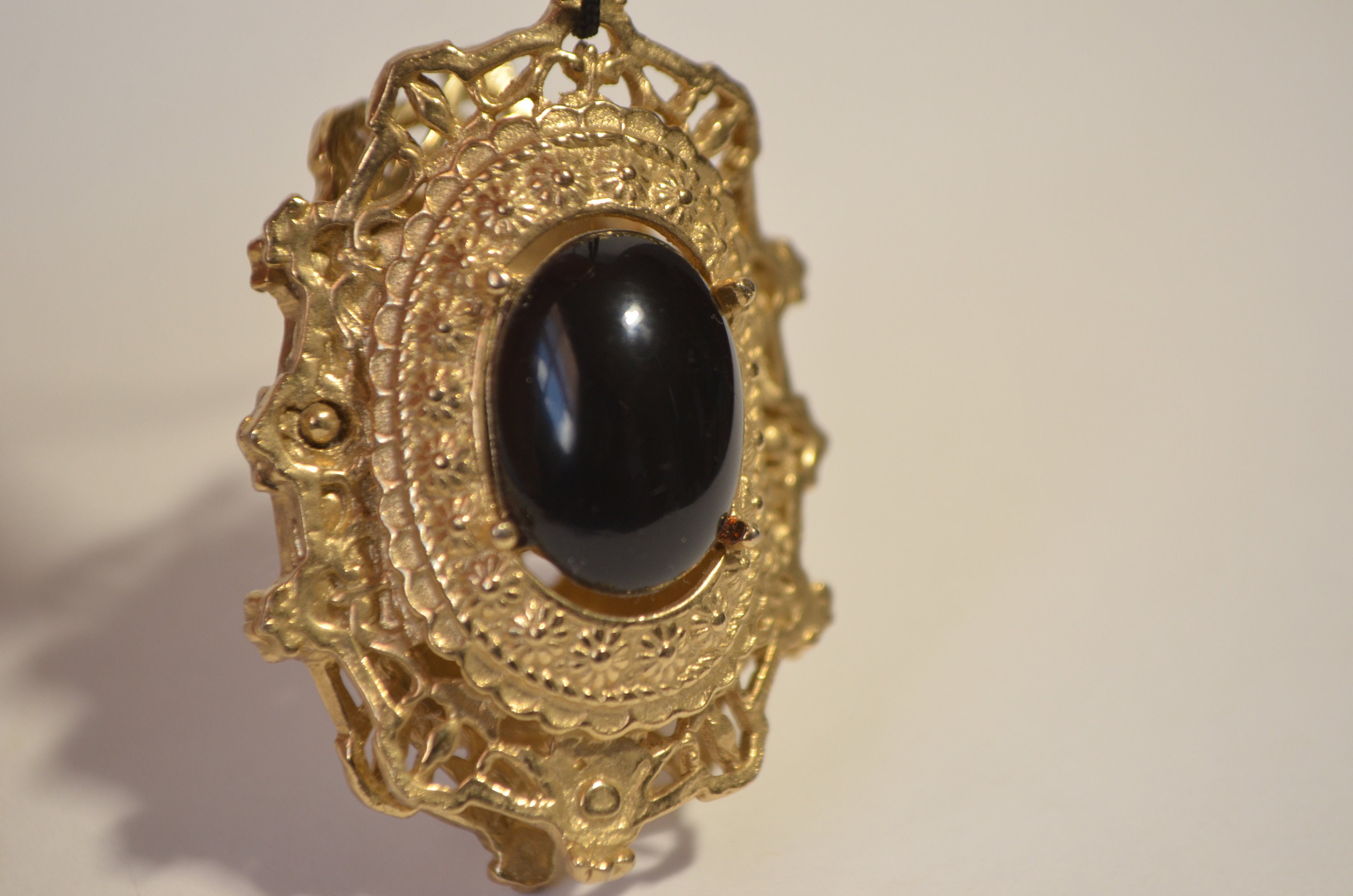 COLLIER VINTAGE DAMART PLACQUÉ OR AVEC PIERRE ONYX NOIRE - OCCASION