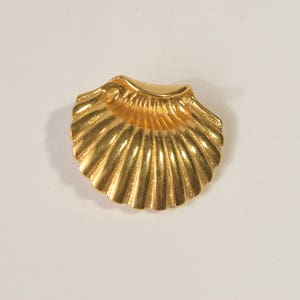 Vintage 14K Gold Plated Scallop Sea Shell Shape Pendant