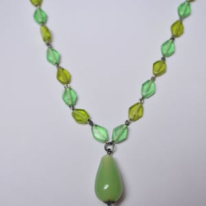 Vintage Silver Tone Faceted Green Art Glass Bead Necklace