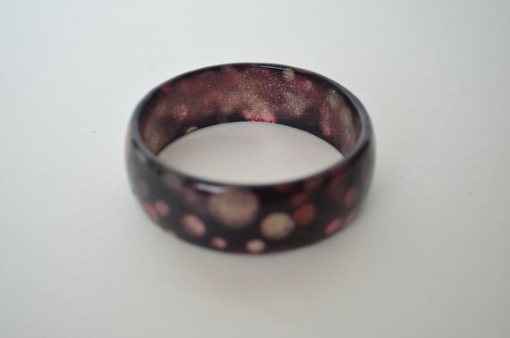 Vintage Lucite Glitter Confetti Polka Dot Purple Burgundy  Hue Bangle Bracelet View 4