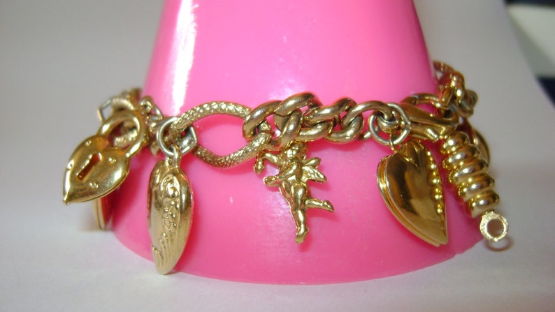 Charm bracelet Vintage Gold tone 7.5 Hearts Valentines