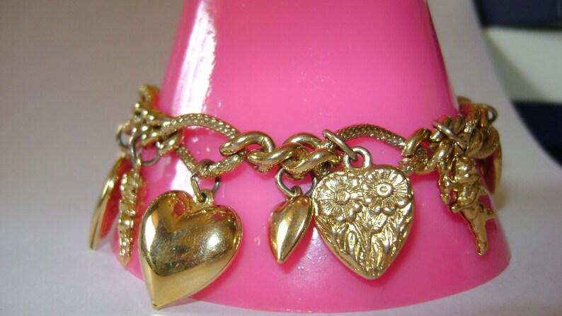 Charm bracelet Vintage Gold tone 7.5 Hearts Valentines