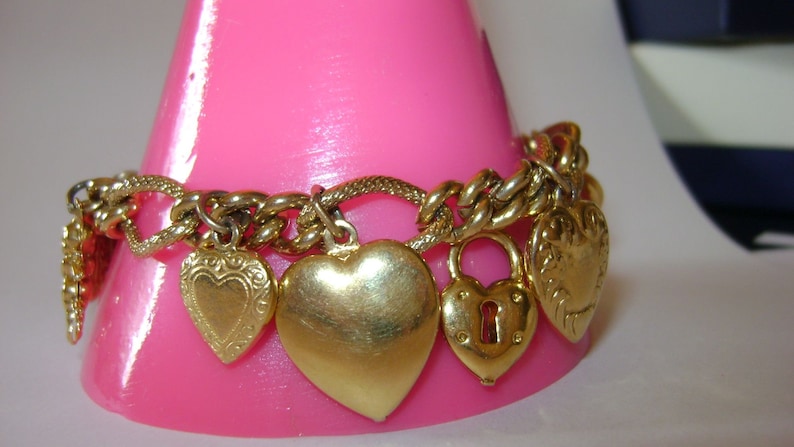 Charm bracelet Vintage Gold tone 7.5 Hearts Valentines