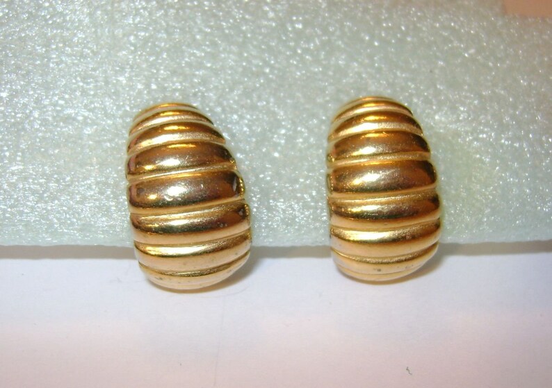 2 Pair lot of vintage gold tone clip earrings 1 pair is signed Goldette