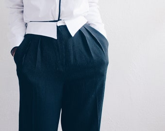 Akademischer formeller Chic: Schwarze Vintage-Hose mit gestreiftem Kragen und plissierten androgynen Hosen aus den 90ern