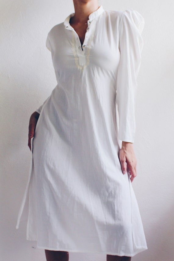 Vintage Embroidered cotton nightgown / Off white v