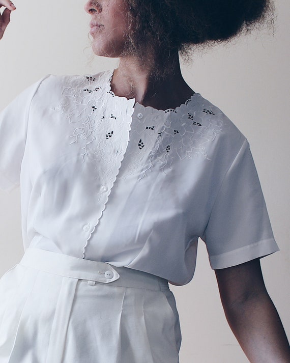 White Floral embroidered blouse / Short sleeve vi… - image 9