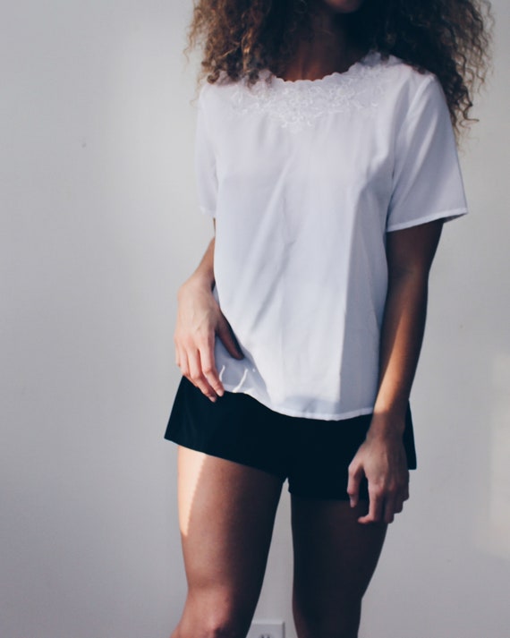 White short sleeve blouse / embroidered medium sh… - image 10