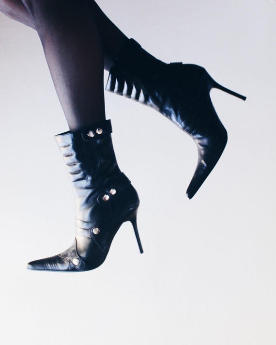 Botas de tacón de aguja con punta Y2K: botines vintage de cuero negro Aldo  Tacones icónicos de principios de la década de 2000