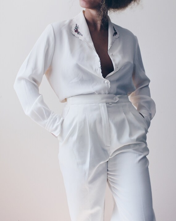 Embroidered collar cream blouse / Large floral Vic