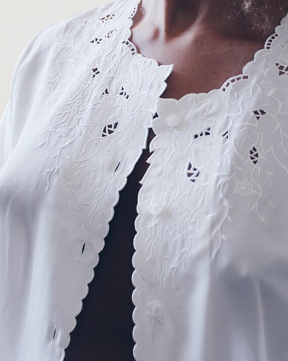 White Floral embroidered blouse / Short sleeve vi… - image 10