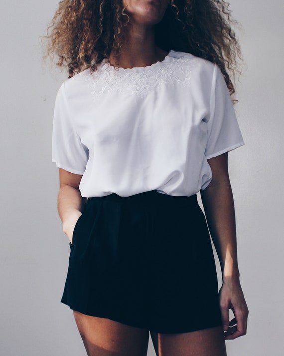 White short sleeve blouse / embroidered medium sh… - image 1