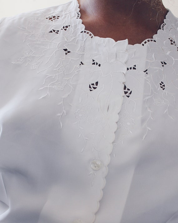 White Floral embroidered blouse / Short sleeve vi… - image 4