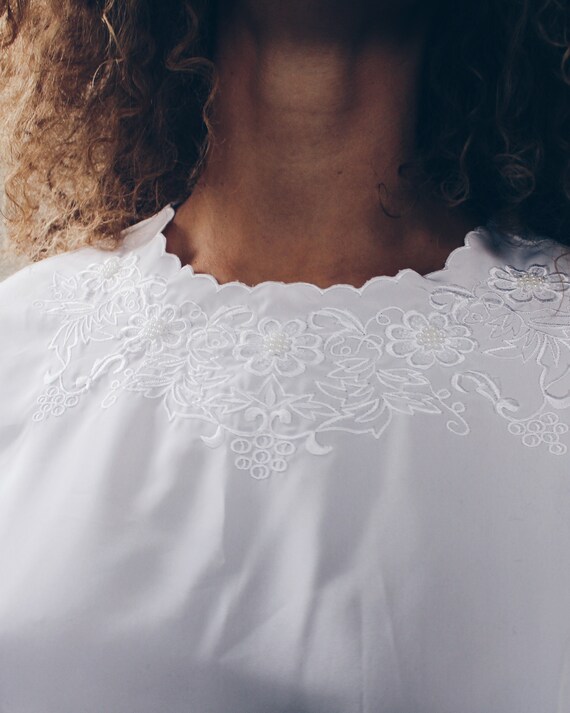 White short sleeve blouse / embroidered medium sh… - image 3