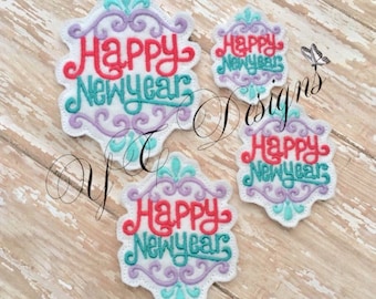 Puede incluir: Tres parches bordados con el texto "Happy New Year" en una fuente decorativa. Los parches son en tonos de rosa, turquesa y morado sobre un fondo blanco.