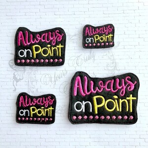 Könnte beinhalten: Vier schwarze Filzpatches mit weißen Nähten und rosa und gelber Stickerei. Die Patches sagen "Always on Point" in verschiedenen Größen.