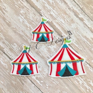 Könnte beinhalten: Drei gestickte Filz-Zirkuszelte in Rot, Weiß und Blau mit gelbem Besatz. Die Zelte sind in verschiedenen Größen.