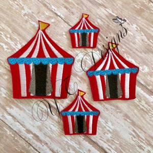 Può includere: Tre applicazioni di tenda da circo a strisce rosse e bianche con bordi blu e porte nere. Le tende sono di dimensioni diverse.