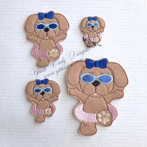 Könnte beinhalten: Vier gestickte Filzpatches mit einem braunen Hund, der eine blaue Sonnenbrille und eine blaue Schleife trägt. Der Hund hält eine rosafarbene Schwimmrings und einen weißen Ball. Die Patches sind in verschiedenen Größen.