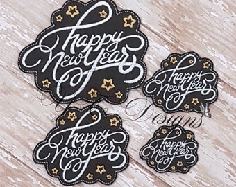 Puede incluir: Tres parches bordados con el texto "Happy New Year" en escritura blanca sobre fondo negro. Los parches están decorados con estrellas doradas. El parche más grande tiene aproximadamente 10 cm de diámetro, el parche mediano tiene aproximadamente 7,5 cm de diámetro y el parche más pequeño tiene aproximadamente 5 cm de diámetro.
