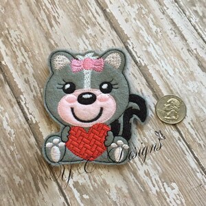 Archivo de bordado digital de la niña Skunk Feltie Little Stinker Feltie imagen 4