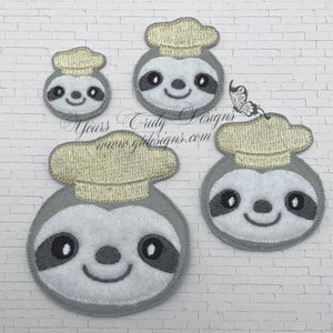 Puede incluir: Tres aplicaciones de fieltro de perezosos con gorros de chef. Los perezosos son grises con ojos negros y una cara blanca. Los sombreros son amarillos. Los perezosos son de diferentes tama&ntilde;os.