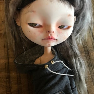 Kishi, custom poupée blythe, ooak, piece unique, petite âme, dark hair. image 4