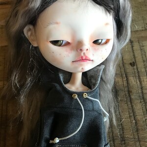 Kishi, custom poupée blythe, ooak, piece unique, petite âme, dark hair. image 8